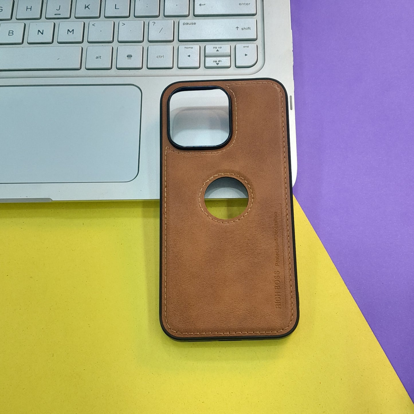 Q SERIES LEATHER CASE WITH APPLE LOGO CUT