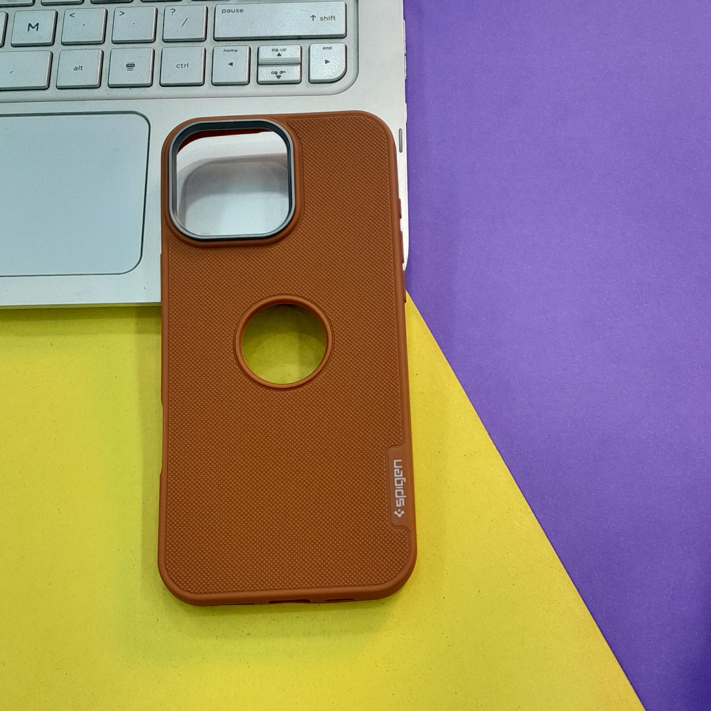 Spigen LOGO CASE WITH APPLE LOGO