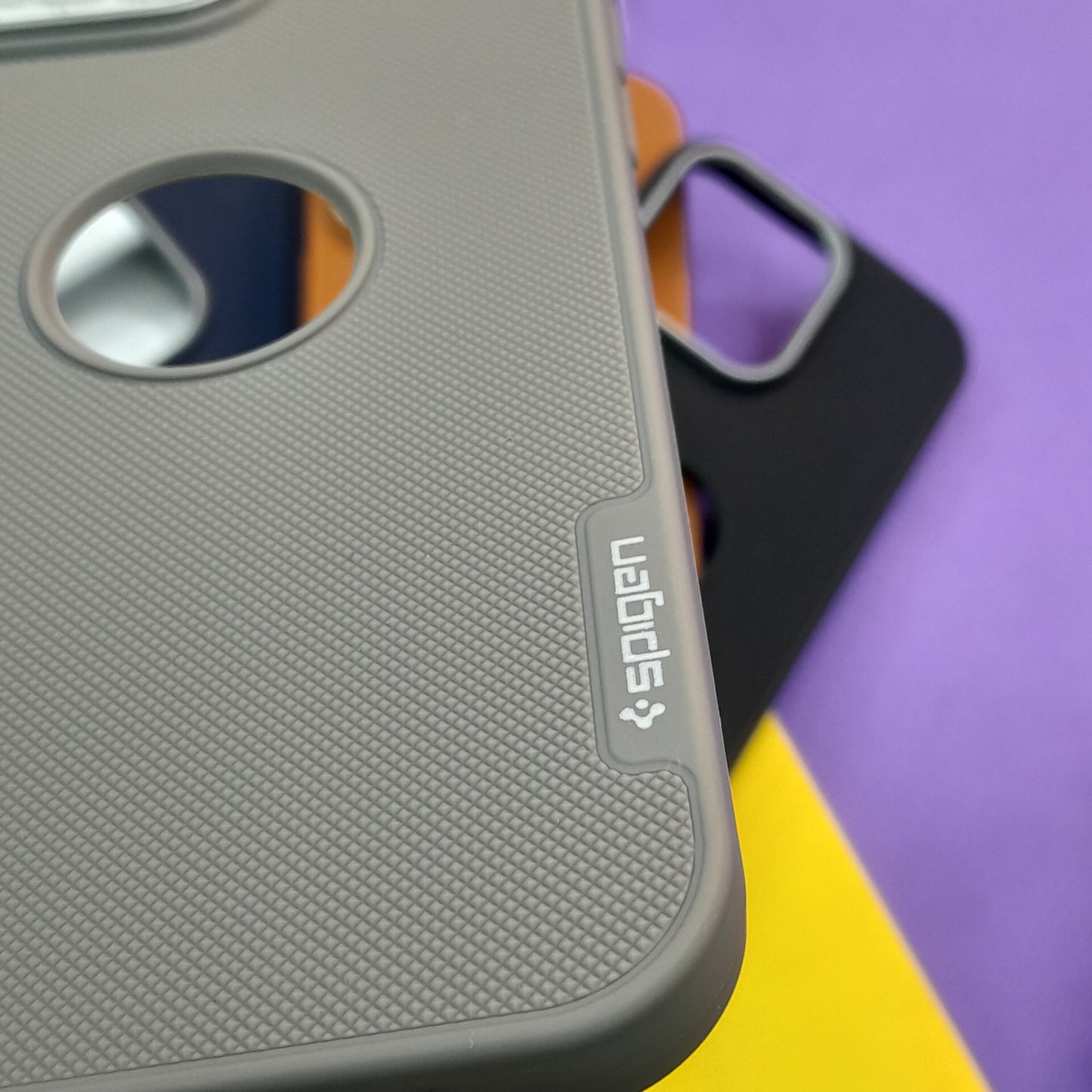 Spigen LOGO CASE WITH APPLE LOGO